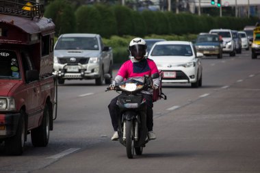 Teslimat hizmeti adam bir Motercycle gıda Panda binmek