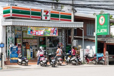 7-11 mağaza. Yol No121 üzerinde konum.  