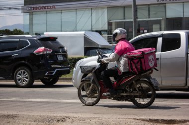 Teslimat hizmeti adam bir Motercycle gıda Panda binmek
