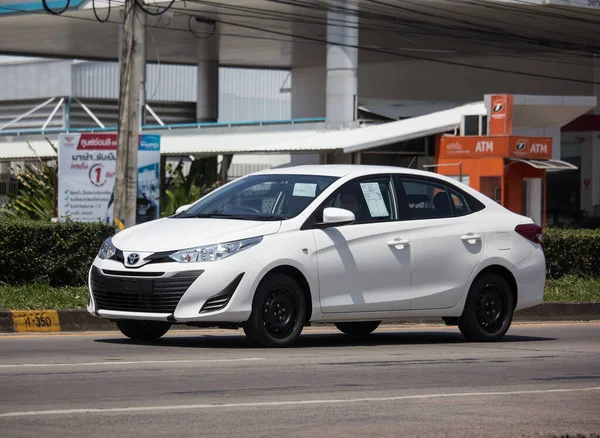 Nya privata sedanmodell bil toyota Yaris Ativ miljöbil — Stockfoto