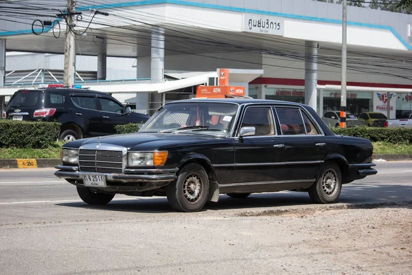 Vieille voiture privée de Mercedes Benz 280SE — Photo