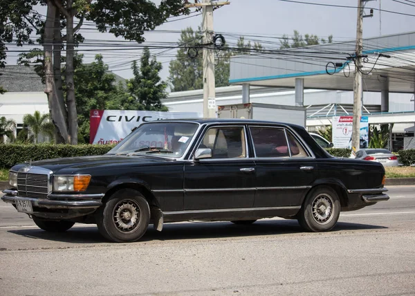 A Mercedes Benz 280se régi magánautója — Stock Fotó