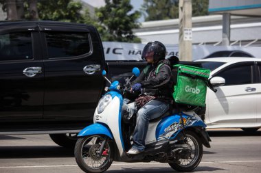 Teslimat servisi adam Grab Gıda bir Motercycle binmek