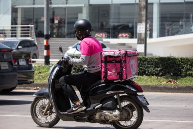 Teslimat hizmeti adam bir Motercycle gıda Panda binmek