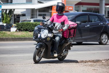 Teslimat hizmeti adam bir Motercycle gıda Panda binmek