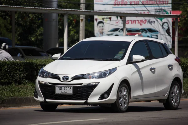 Privat bil toyota Yaris Halvkombi miljöbil — Stockfoto