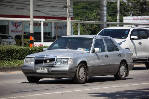 Частный старый автомобиль Mercedes Benz 220E — стоковое фото