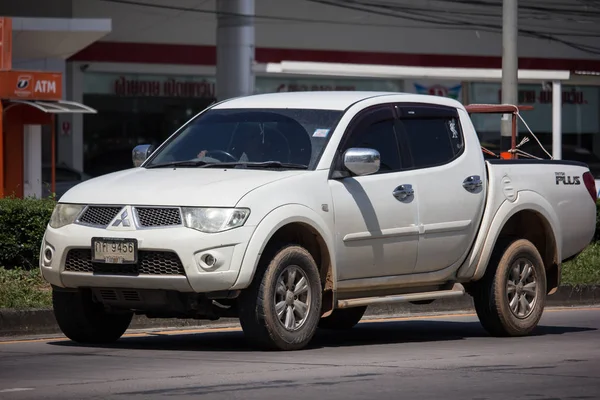 Voiture privée, camion Mitsubishi Triton . — Photo