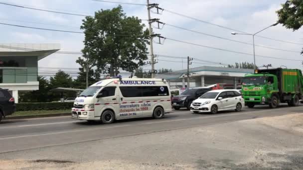 泰国清迈 2019年10月25日 三西医院救护车 在距清迈8公里的1001号公路上 — 图库视频影像