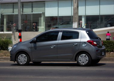 Chiangmai, Tayland - 27 Mayıs 2020: Özel Eko arabası Mitsubishi Mirage. 1001 no 'lu yolda. Chiangmai İş Alanından 18 km uzakta..