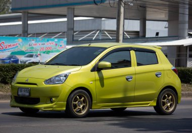 Chiangmai, Tayland - 27 Mayıs 2020: Özel Eko arabası Mitsubishi Mirage. 1001 no 'lu yolda. Chiangmai İş Alanından 18 km uzakta..