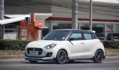 Chiangmai, Tayland - 27 Mayıs 2020: Özel Eko şehri arabası Yeni Suzuki Swift. Fotoğraf 121 numaralı yolda, Chiangmai, Tayland 'a 8 km uzaklıkta..