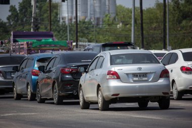 Chiangmai, Tayland - 27 Mayıs 2020: özel Sedan arabası Toyota Vios. 1001 no 'lu yolda. Chiangmai İş Alanından 18 km uzakta..