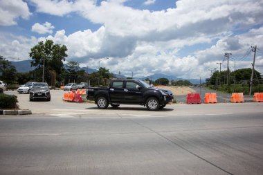 Chiangmai, Tayland - 6 Haziran 2020: er Isuzu Dmax kamyonet. 1001 no 'lu yolda. Chiangmai şehrinden 18 km uzakta..