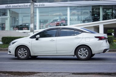 Chiangmai, Tayland - 16 Temmuz 2020: Private Eco car, New Nissan Almera. Fotoğraf 121 no 'lu yolda, Chiangmai, Tayland şehir merkezinden yaklaşık 8 km uzaklıkta..