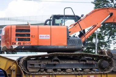 Chiangmai, Tayland - 16 Temmuz 2020: özel Hitachi kepçesi kamyonda. 1001 no 'lu yolda. Chiangmai şehrinden 18 km uzakta..
