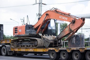Chiangmai, Tayland - 16 Temmuz 2020: özel Hitachi kepçesi kamyonda. 1001 no 'lu yolda. Chiangmai şehrinden 18 km uzakta..