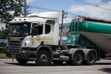 Chiangmai, Tayland - 23 Temmuz 2020 Boon Yarit şirketinin çimento kamyonu. 1001 numaralı yolda, Chiangmai şehrinden 8 km uzakta..