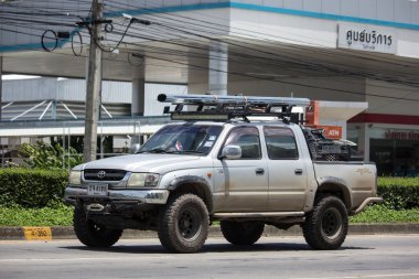 Chiangmai, Tayland - 23 Temmuz 2020: er Toyota Hilux Tiger kamyonet. 1001 no 'lu yolda. Chiangmai şehrinden 18 km uzakta..