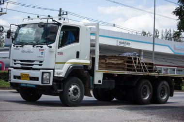 Chiangmai, Tayland - 23 Temmuz 2020: Özel Isuzu Kargo Truck. Fotoğraf 1001 nolu yolda, Chiangmai, Tayland 'a 8 km uzaklıkta..