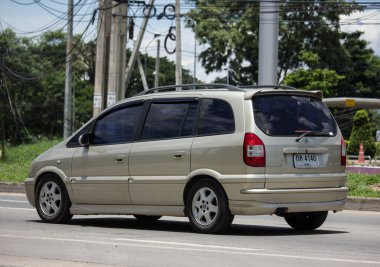 Chiangmai, Tayland - 23 Temmuz 2020: özel SUV arabası, Chevrolet Zafira. Fotoğraf 121 numaralı yolda, Chiangmai, Tayland 'a 8 km uzaklıkta..