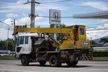Chiangmai, Tayland - 23 Temmuz 2020: Er Mitsubishi Fuso Crane Kargo Kamyonu. Fotoğraf 121 numaralı yolda, Chiangmai, Tayland 'a 8 km uzaklıkta..