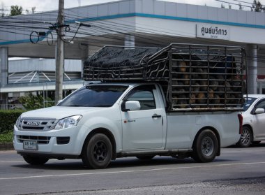 Chiangmai, Tayland - 23 Temmuz 2020: Er Isuzu Dmax kamyonet. 1001 no 'lu yolda. Chiangmai şehrinden 18 km uzakta..