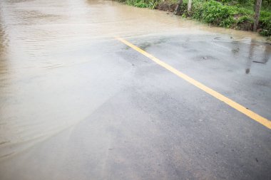 Muson depresyonundan asfalt yolu taşmış.