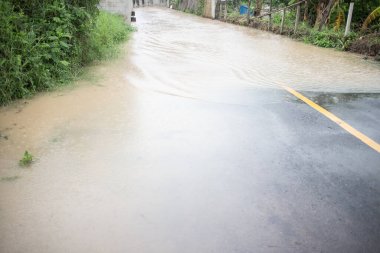 Muson depresyonundan asfalt yolu taşmış.