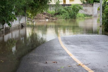 Muson depresyonundan asfalt yolu taşmış.