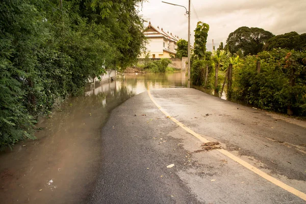 Πλημμύρα Στον Ασφαλτοστρωμένο Δρόμο Από Την Κατάθλιψη Των Μουσώνων — Φωτογραφία Αρχείου