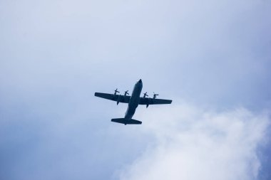 Gökyüzünde büyük askeri kargo uçakları