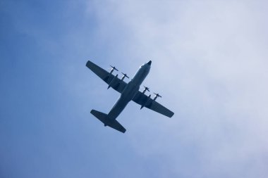 Gökyüzünde büyük askeri kargo uçakları