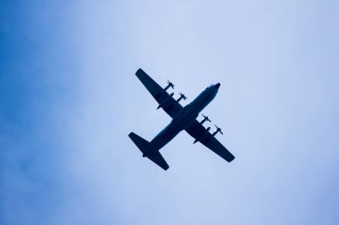 Gökyüzünde büyük askeri kargo uçakları