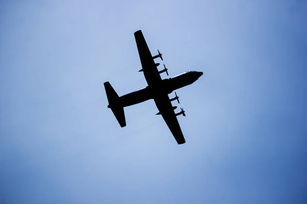 군수품 비행기가 하늘을 — 스톡 사진