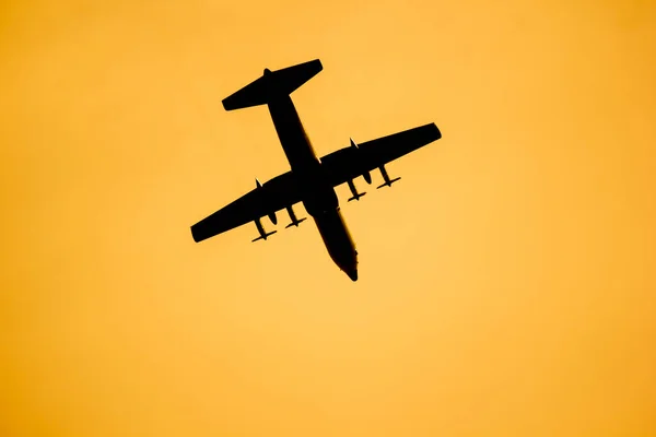 군수품 비행기가 하늘을 — 스톡 사진