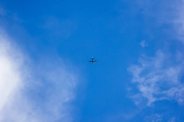 大型军用运输机飞越天空 — 图库照片