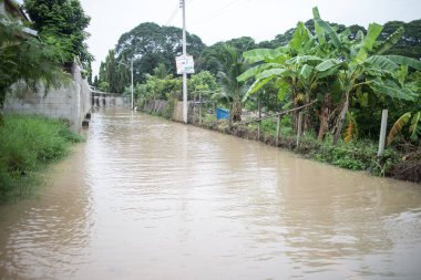 Chiangmai, Tayland - 5 Ağustos 2020: muson depresyonundan dolayı asfalt yolda sel baskını. Fotoğraf: Chiangmai şehrinin kenar mahalleleri..