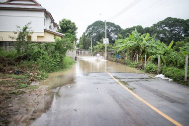 Chiangmai, Tayland - 5 Ağustos 2020: muson depresyonundan dolayı asfalt yolda sel baskını. Fotoğraf: Chiangmai şehrinin kenar mahalleleri..