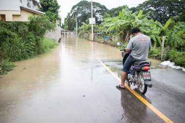 Chiangmai, Tayland - 5 Ağustos 2020: muson depresyonundan dolayı asfalt yolda sel baskını. Fotoğraf: Chiangmai şehrinin kenar mahalleleri..