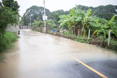 Chiangmai, Tayland - 5 Ağustos 2020: muson depresyonundan dolayı asfalt yolda sel baskını. Fotoğraf: Chiangmai şehrinin kenar mahalleleri..