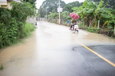 Chiangmai, Tayland - 5 Ağustos 2020: muson depresyonundan dolayı asfalt yolda sel baskını. Fotoğraf: Chiangmai şehrinin kenar mahalleleri..