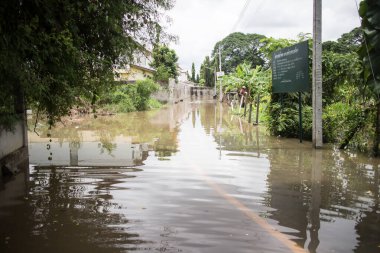 Chiangmai, Tayland - 5 Ağustos 2020: muson depresyonundan dolayı asfalt yolda sel baskını. Fotoğraf: Chiangmai şehrinin kenar mahalleleri..