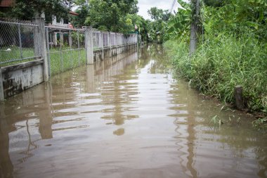 Chiangmai, Tayland - 5 Ağustos 2020: muson depresyonundan dolayı asfalt yolda sel baskını. Fotoğraf: Chiangmai şehrinin kenar mahalleleri..