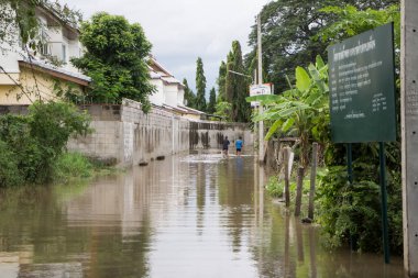 Chiangmai, Tayland - 5 Ağustos 2020: muson depresyonundan dolayı asfalt yolda sel baskını. Fotoğraf: Chiangmai şehrinin kenar mahalleleri..