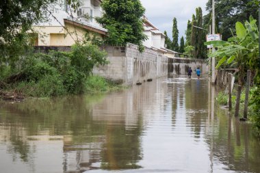 Chiangmai, Tayland - 5 Ağustos 2020: muson depresyonundan dolayı asfalt yolda sel baskını. Fotoğraf: Chiangmai şehrinin kenar mahalleleri..