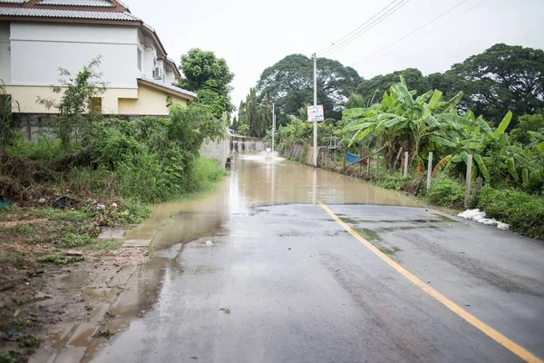 Chiangmai, Tayland - 5 Ağustos 2020: muson depresyonundan dolayı asfalt yolda sel baskını. Fotoğraf: Chiangmai şehrinin kenar mahalleleri..