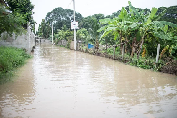 Chiangmai, Tayland - 5 Ağustos 2020: muson depresyonundan dolayı asfalt yolda sel baskını. Fotoğraf: Chiangmai şehrinin kenar mahalleleri..