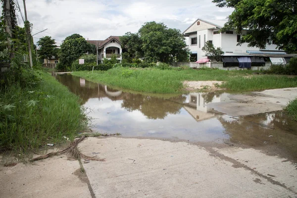 Chiangmai, Tayland - 5 Ağustos 2020: muson depresyonundan dolayı asfalt yolda sel baskını. Fotoğraf: Chiangmai şehrinin kenar mahalleleri..