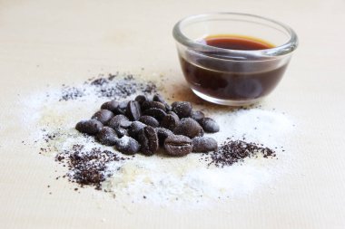 Kahve çekirdeği, şeker ve krema, ahşap arka planda.